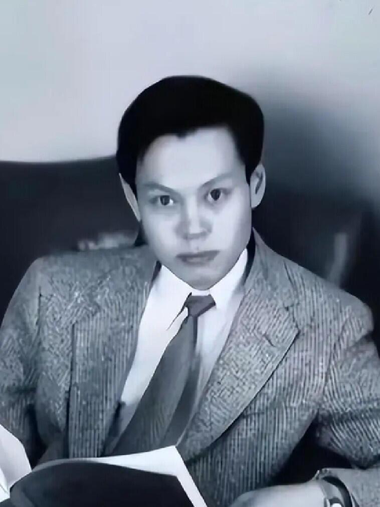他走了,遗嘱里写的不是跟翁帆合葬,而是跟父母、弟弟一起,长眠故土,我看到这个