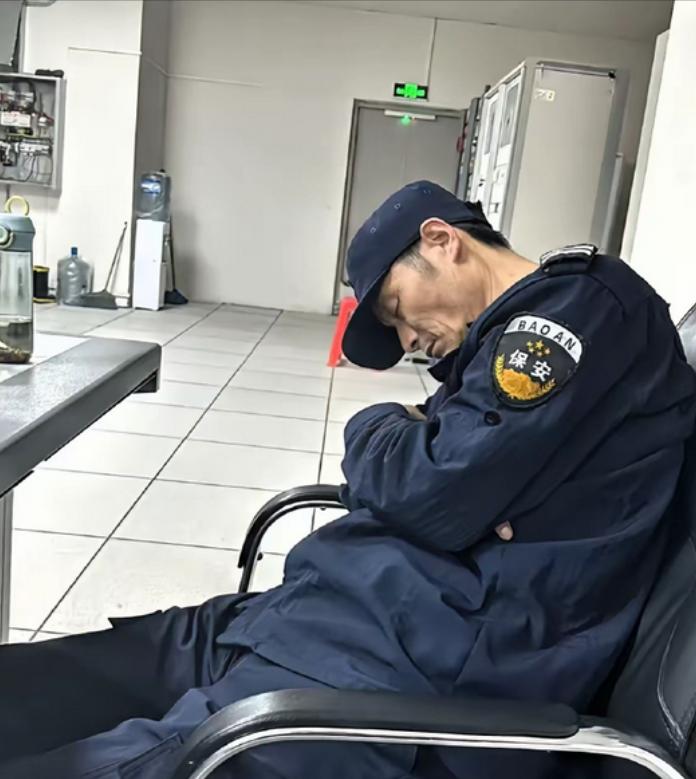 “毫无人性！连正常生理需求都不放过！”2022年，广东清远，60岁大爷做保安三年