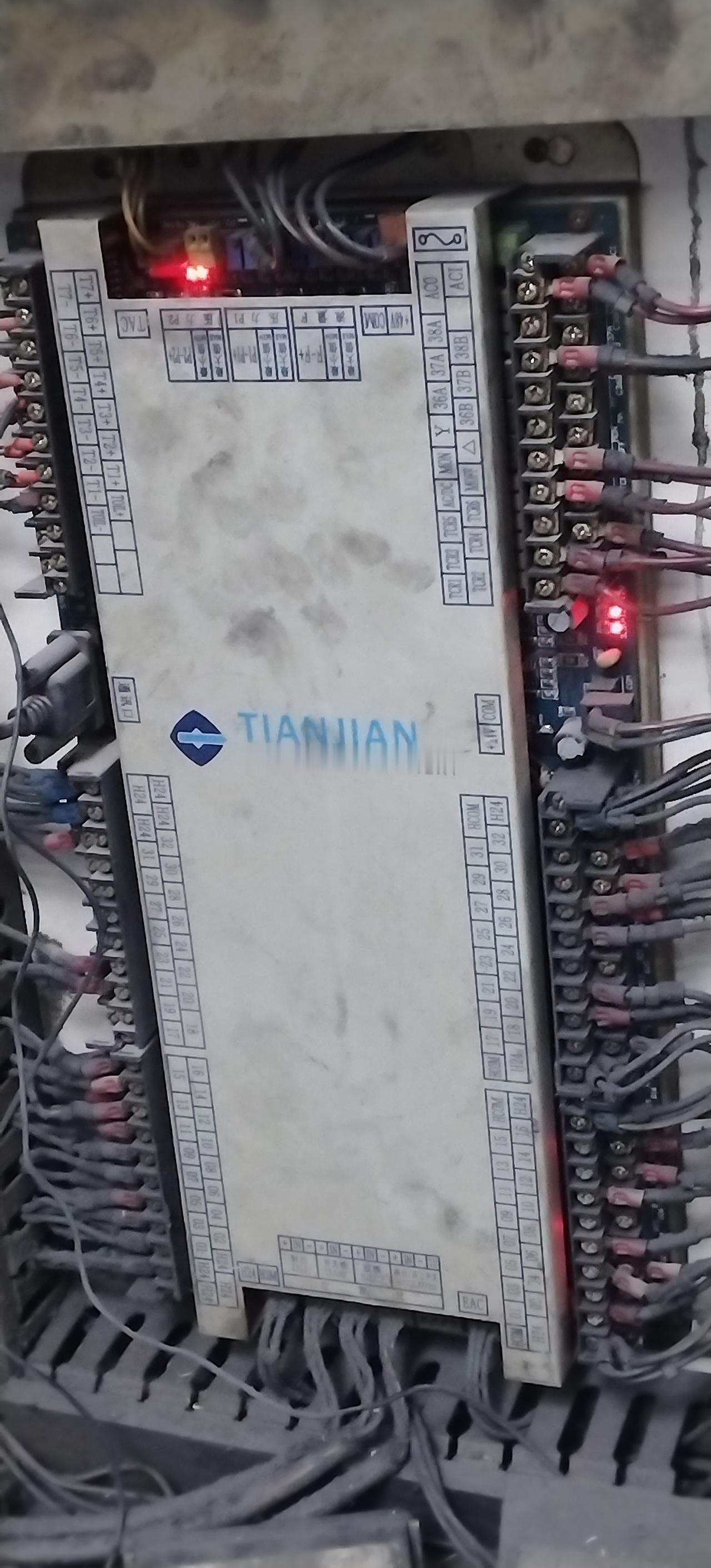 上一个电工一走这台注塑机就不正常工作了，就是找不到哪里原因，总之上一个电工没走之