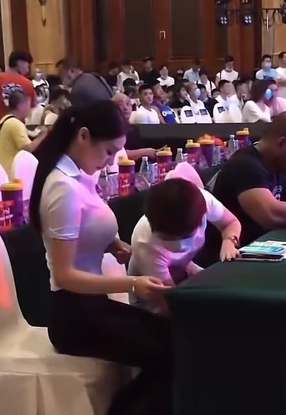 这是让旁边大姐找啥呢？？？