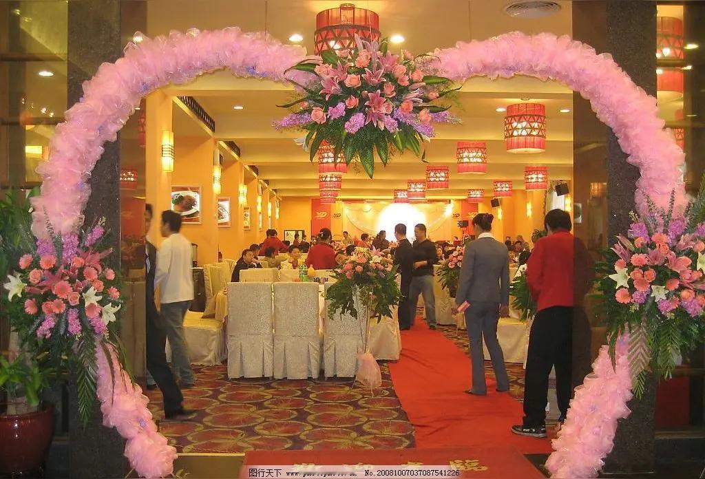 周日遇到点尴尬的事，憋了几天，不吐不快。已故同学的儿子结婚，六位同城同学相邀前去