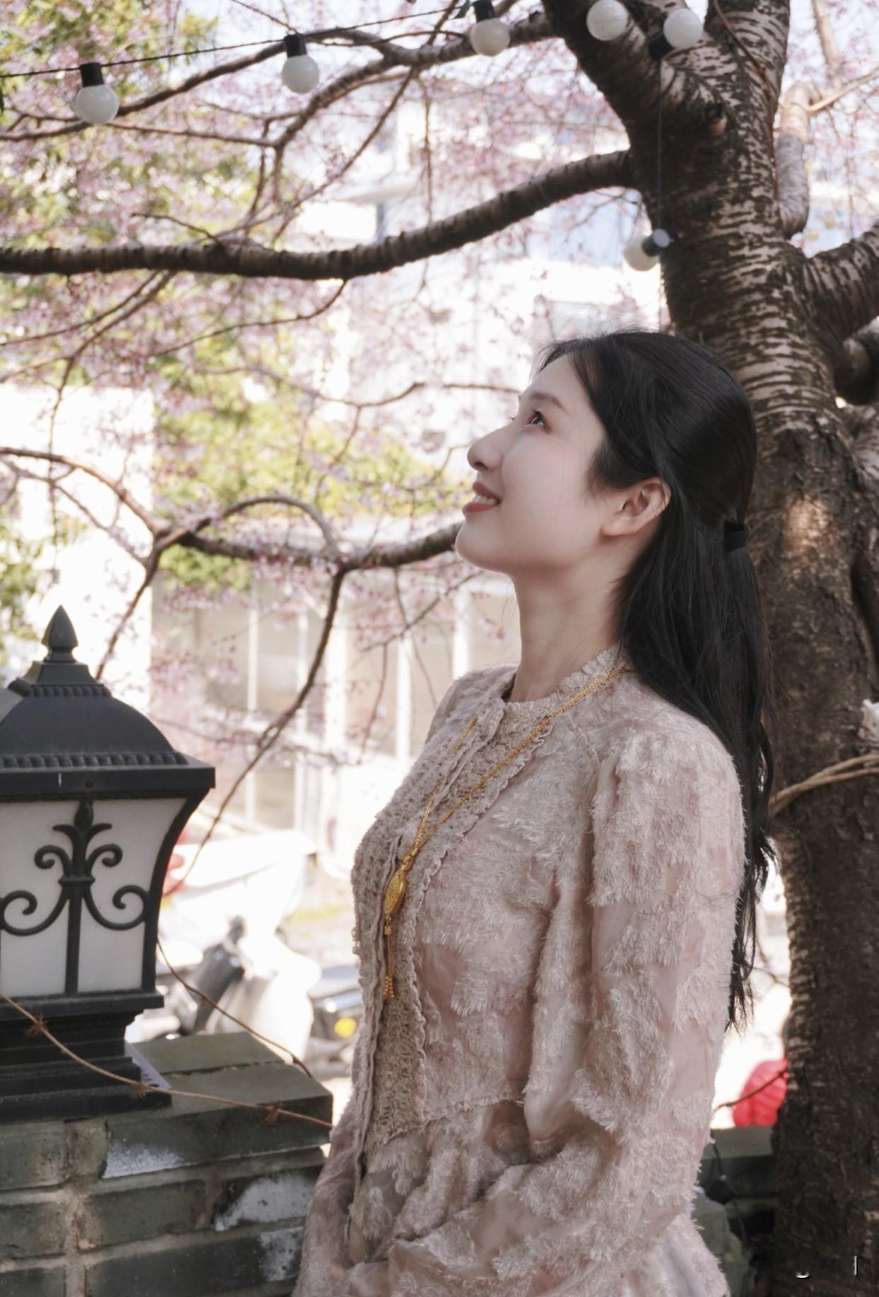 至善至美也很重要，善良的女人，表情里满是真诚与开心，让人如沐春风。一个总带着善意