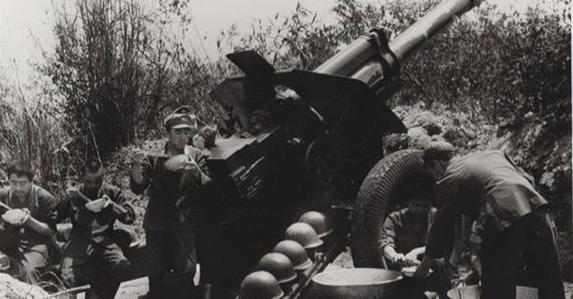 1951年，15岁的张典文擅自向美军阵地开炮，谁知，一发炮弹竟然打出了万炮齐发的