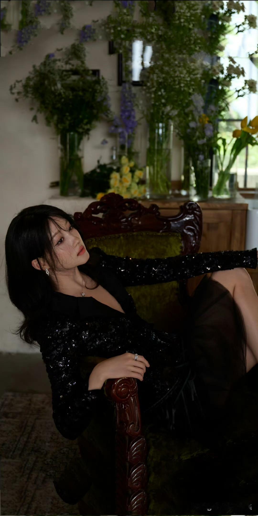 关晓彤的闪亮黑裙写真壁纸简直绝了！黑裙与她的高跟大长腿适配度拉满。上周微博之夜