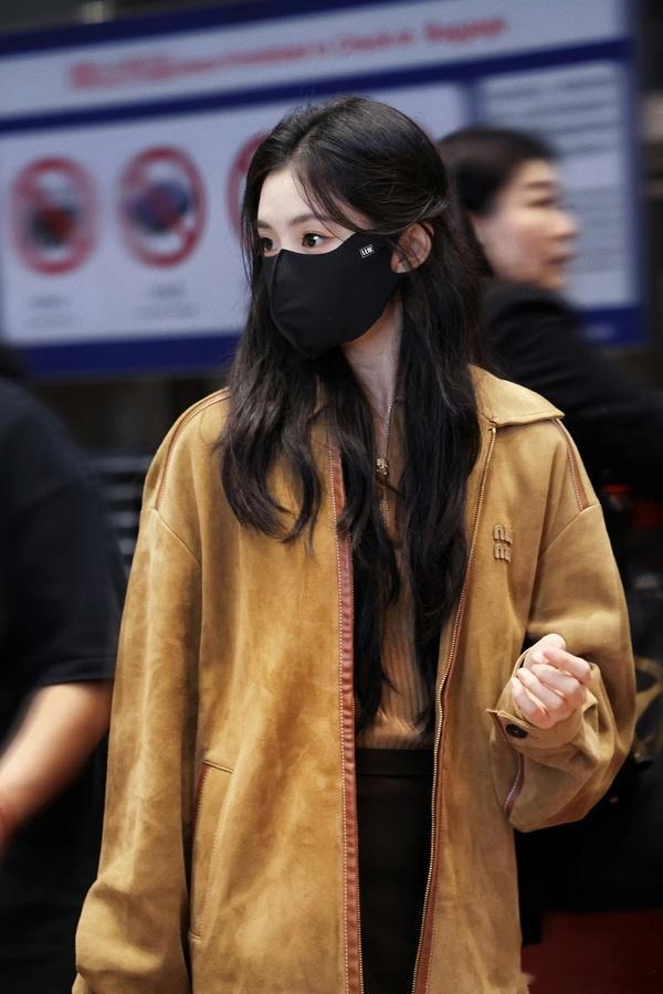 第一个miumiu女孩出发来了，刘浩存巴黎时装周出发，看看状态怎么样[点赞][6