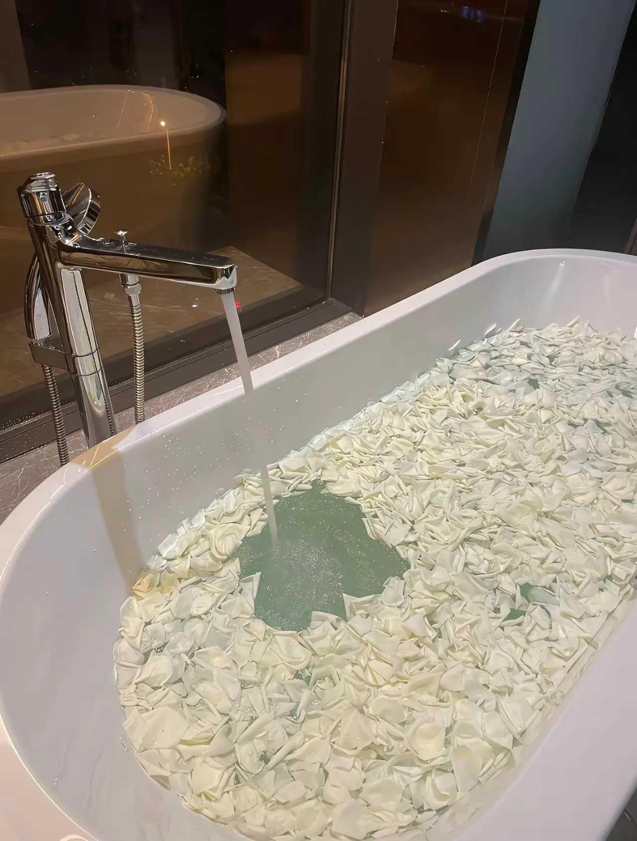 终于知道电视剧为什么要用红玫瑰了