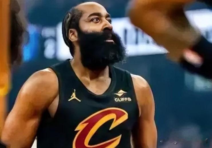 哈登14中6，19分8助攻，队友米切尔和莫布利加起来35中10，骑士输了。你以