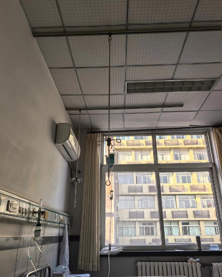 独生子女的养老难题，真的一下子砸到头上了，压得人喘不过气。父亲再次脑梗住院，母亲