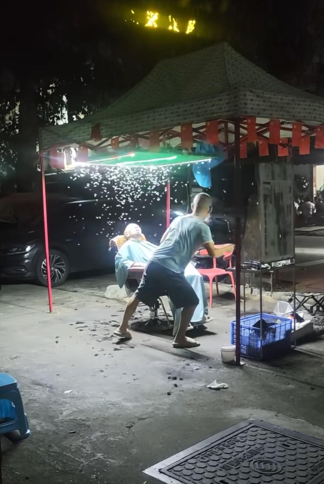 无意中拍到的浪漫！你们知道灯下犹如雪花的是什么吗？