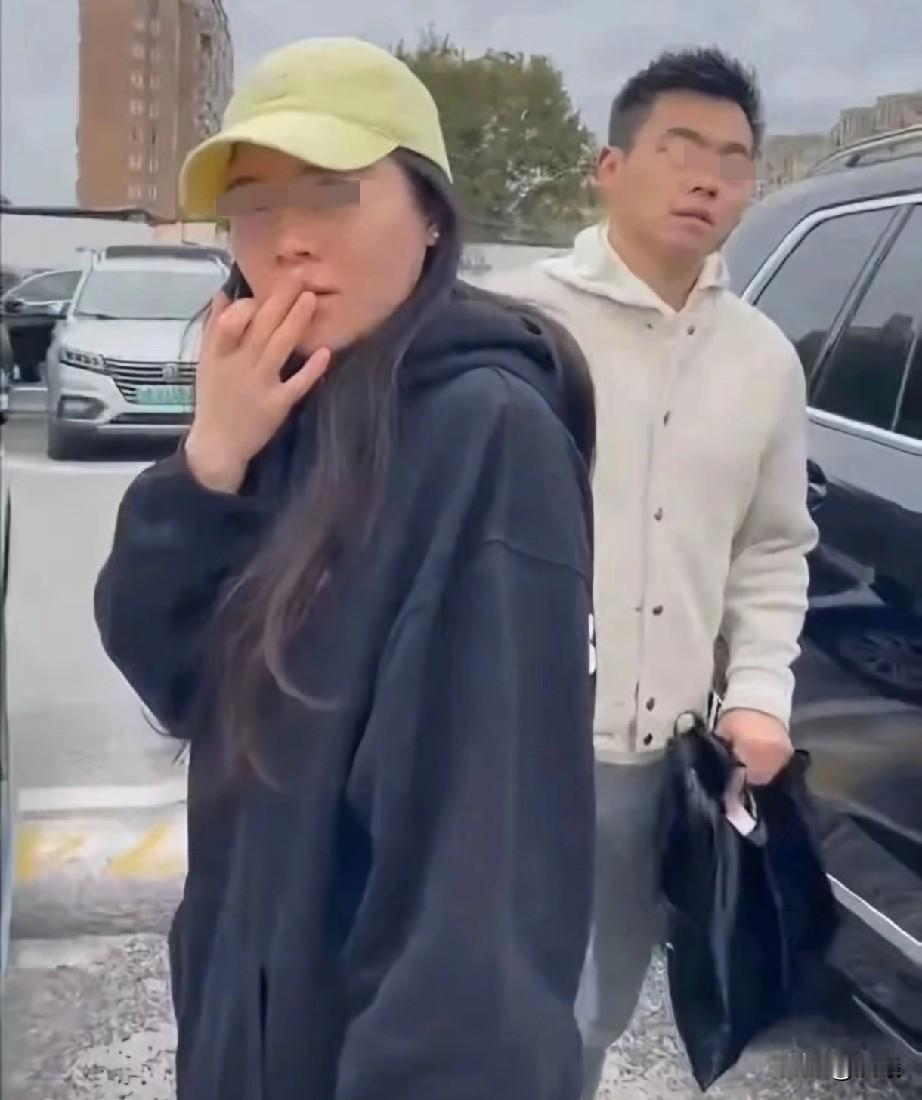 上海一妇婴保健院的停车场，原配看到丈夫手牵着小三的手走向自家的车旁时，没有手撕已