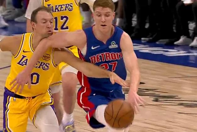 肯纳德被肘脸，不犯规里夫斯被一胳膊抡胸口上，不犯规活塞脚踢球发动反击，不响哨