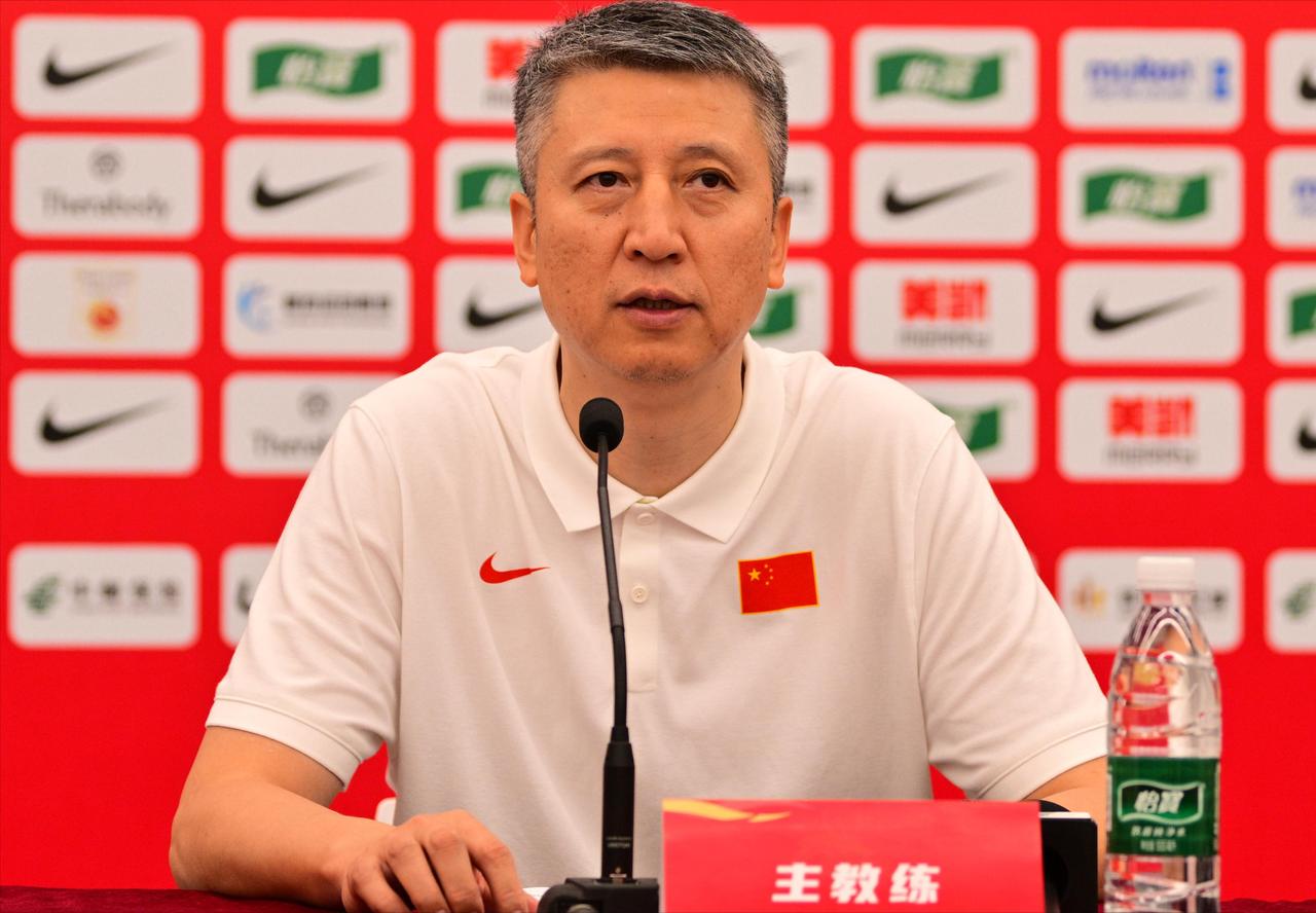 郭士强左右为难！中国男篮亚运会失利后，郭士强表示自己与球员们都很辛苦！不过这位