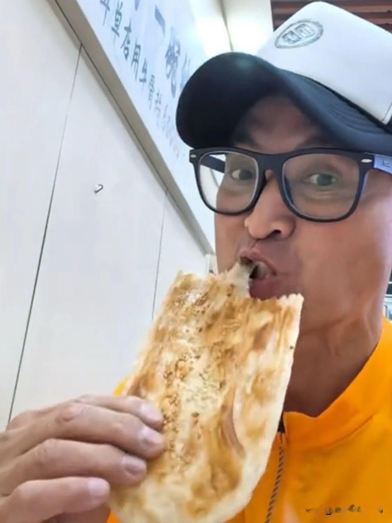 谁的童年DNA动了！曾饰演南侠展昭的何家劲，10月24日晚突袭合肥夜市，还晒出了