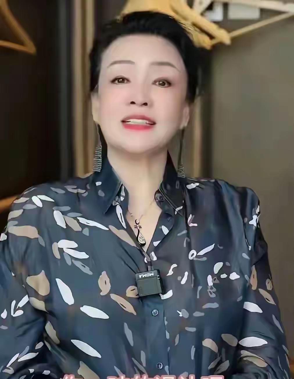 张兰那条视频刷屏了。没提名字，但句句砸在点子上。有人觉得退让是美德，她直接撕
