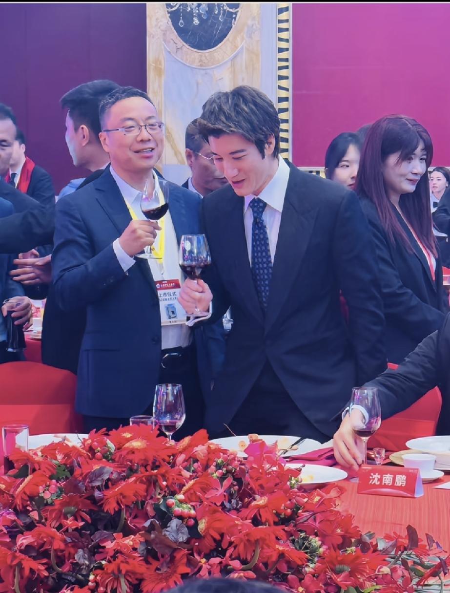 8月19日，王力宏现身宇树科技上市答谢午宴，虽与王兴兴同坐一桌，但二人一直没同框