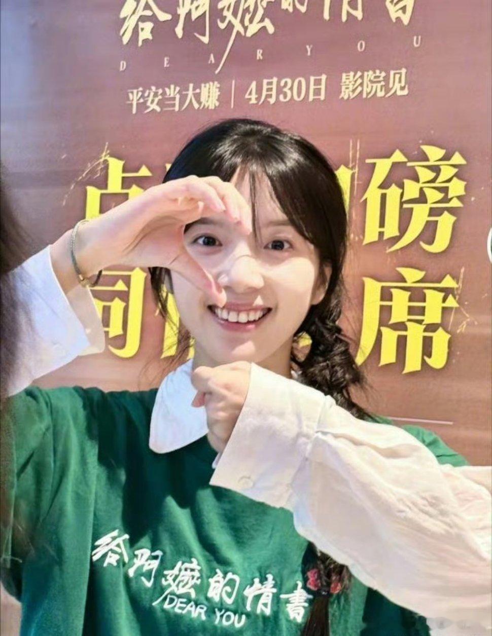 李思潼将成为00花一番票房最高从在校素人直接逆袭票房黑马女主！李思潼凭借《给阿嬷