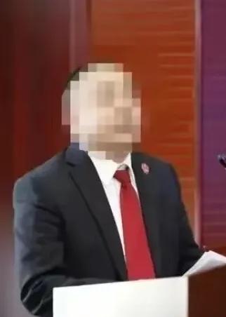 恶官被免！受害女子7个月坚守终见曙光。这个肥头大耳的人，4月30号被免职了，那