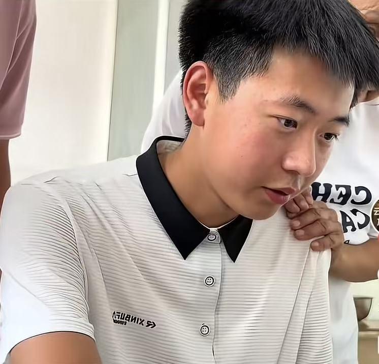 看哭了！高考最帅的一小伙子，查看高考分数是698后，当场失控痛哭！从小就没有