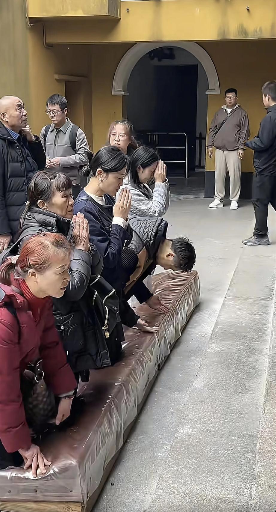 田亮与叶一茜到杭州普陀山祈福，叶一茜成了中年女牲，但满脸幸福，她当初倒追田亮是明