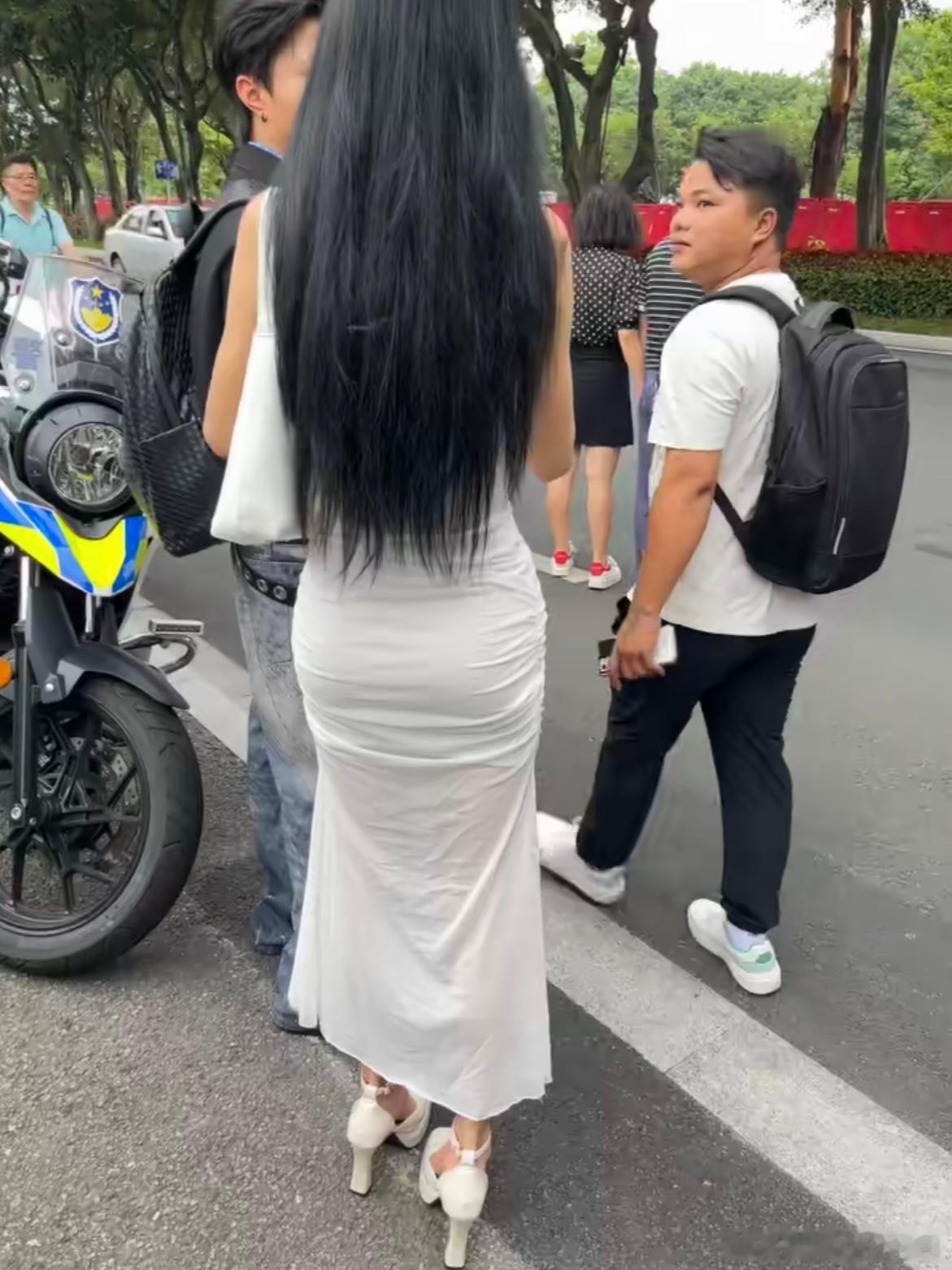 这美女是有多好看，小伙子眼睛都看直了时尚穿搭​​​
