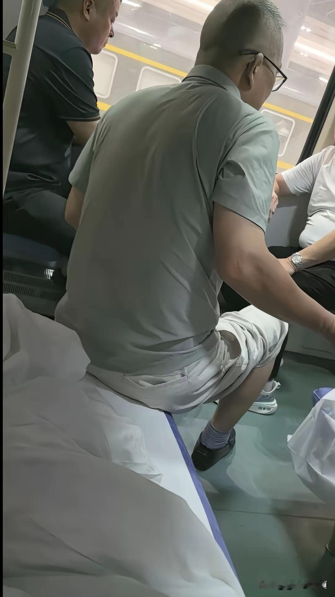 她买了下铺，一个大叔坐在上面。她客气地说“我要休息了，您能不能去椅子那边坐”，大