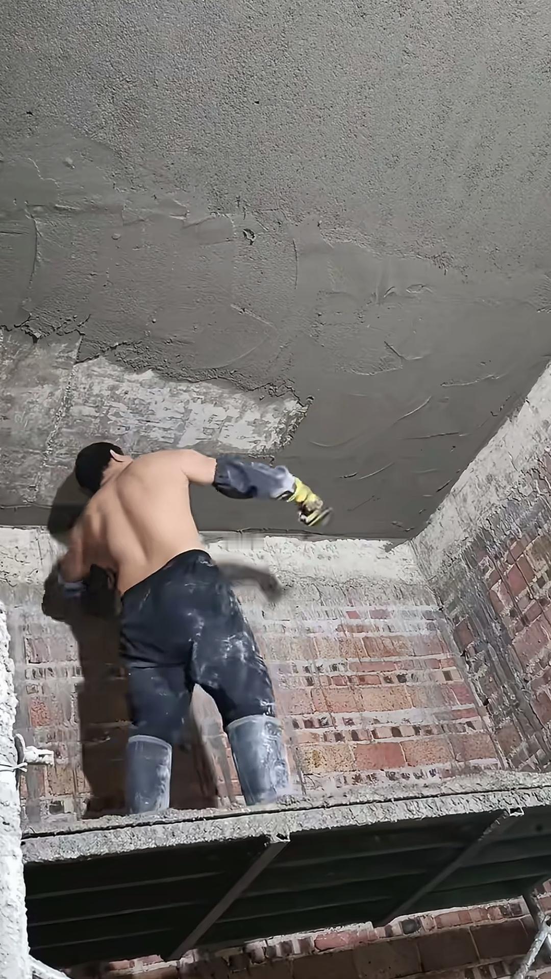 顶板还在采用水泥砂浆抹灰打底？这隐患可太大啦！如今怎么还有房东让师傅往楼面顶板