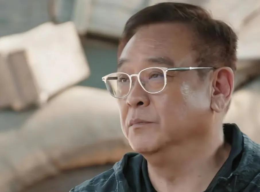 许绍洋这一队在演抗战士兵时，尔冬升犀利点评：“你们这一组演的最差，横店的横漂都比