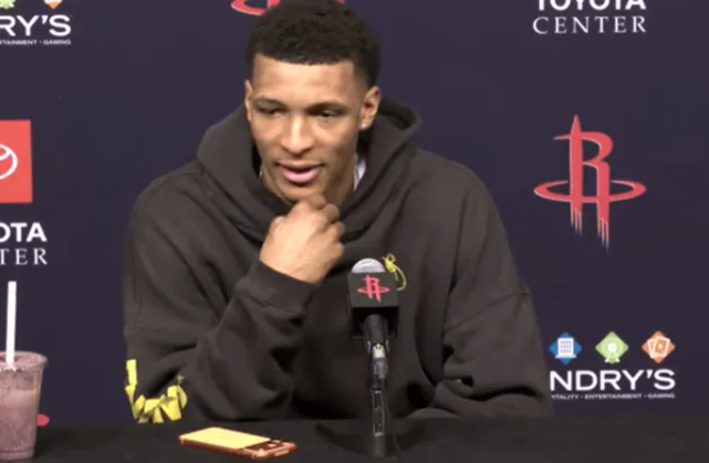 NBA常规赛全场战罢，火箭以119-110战胜鹈鹕。赛后，史密斯接受了记者采访