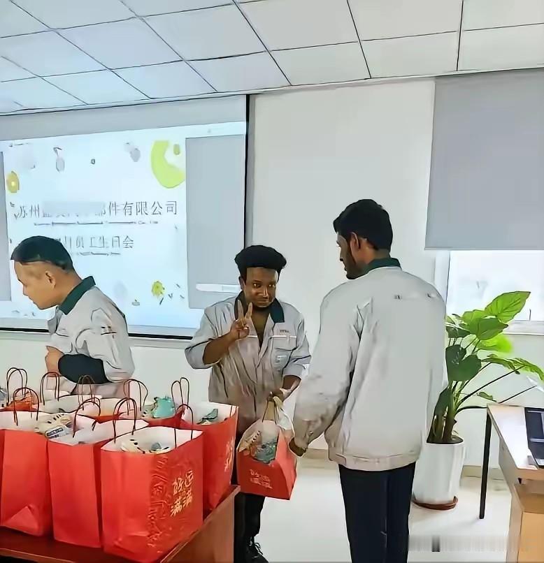苏州那家工厂这回算是被舆论给“教育”了一课。之前那条“欢迎印度同胞”的标语刚