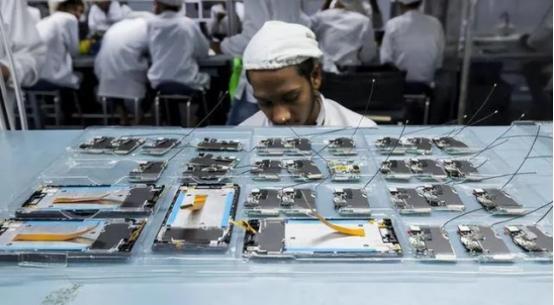 新加坡联合早报昨天（7月29日）报道：“美国科技巨头苹果将更多iPhone手机组