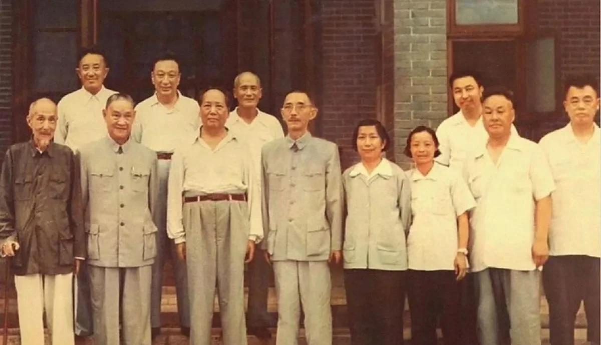 #分享一张难得的老照片#1959年，毛主席在長沙接见华国锋等省市负责同志及部分