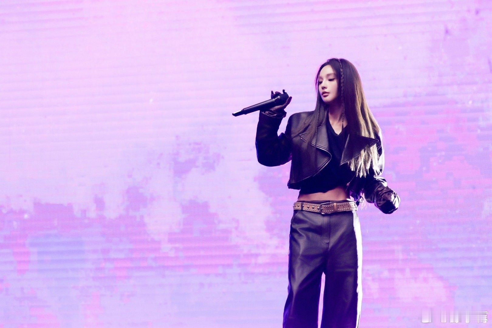 彭小苒我想看着大家离开聚光灯渐暗，彭小苒本可优雅退场，却因不舍驻足。那句“我