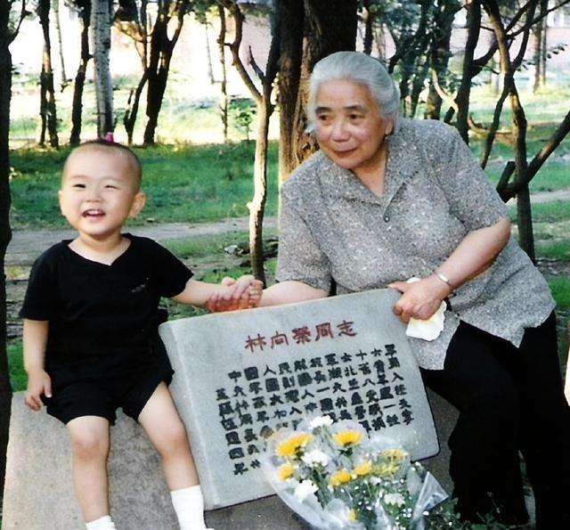 1995年，林豆豆的表姐陈慕琳带着孙子，来到华北军区陵园，看望长眠在这里的舅舅