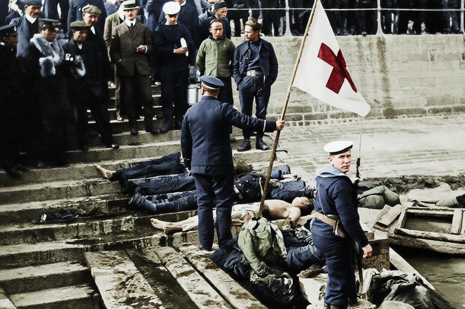 1911年，辛亥革命期间，武汉汉口，中国红十字会队员正在处理和运送革命党人遗体，