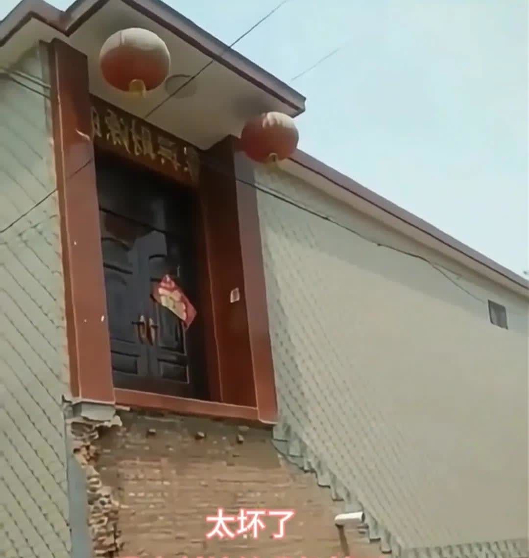 网上都笑疯了，真是活该啊！某男子在网上诉苦:村里要修路了，把他家门口的斜坡