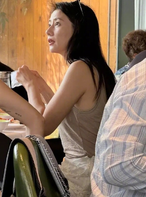 高圆圆经常吃饭时在饭桌上被偷拍，幸好她的颜值和气质经得起审核，换成普通人，吃饭时