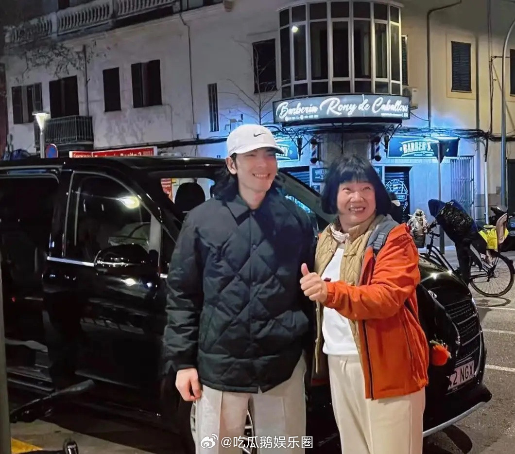 萧敬腾深夜在西班牙街头出现，他真人看起来又高又瘦，他打扮好朴实低调，他穿着一件很