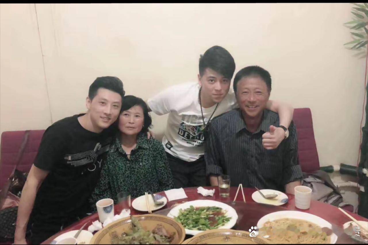 四个人围坐在餐桌旁，共享美食，其乐融融。沈阳父亲冬哥全网“复活”离世爱女引百万网