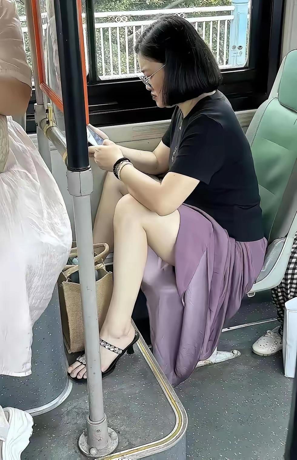 美女，你这是在公交车上，能不能保护一下自己的隐私，毕竟不是在家呀。
