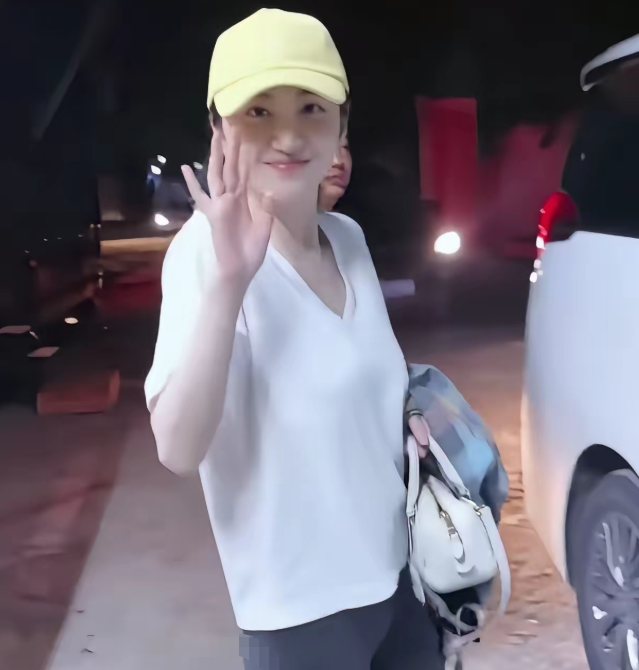 景甜减肥减过头素颜路透四肢纤细，这状态看着真让人心疼明明是167cm的高挑身