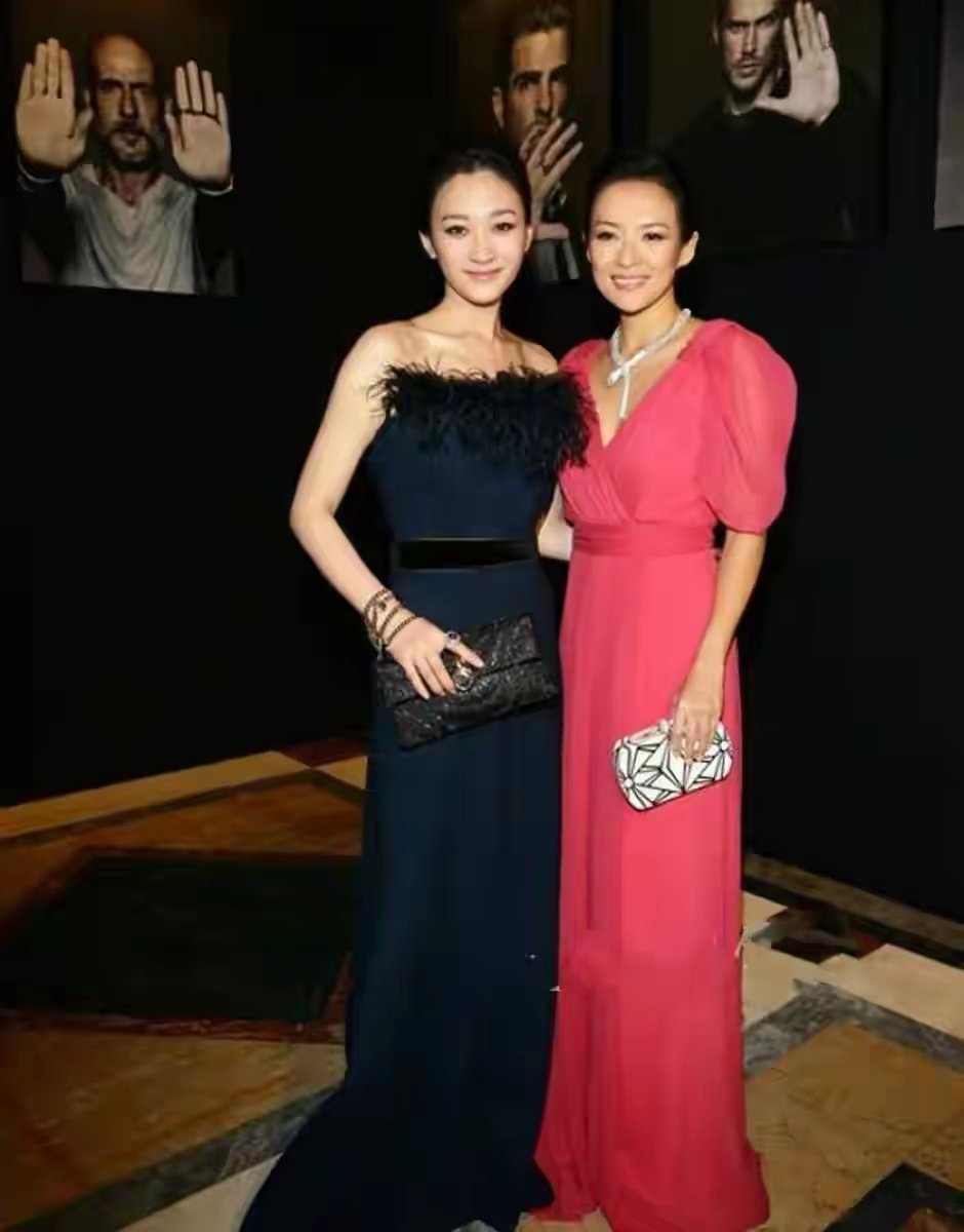 李小冉鎏金长裙杀疯全场！二楼俯拍生图，这才是美人的骨相底气​