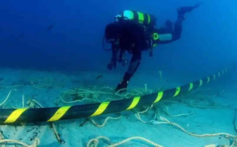 美国疯了一样围堵中国的真正底牌，终于藏不住了！不是芯片，不是航天，是深海里那条攥