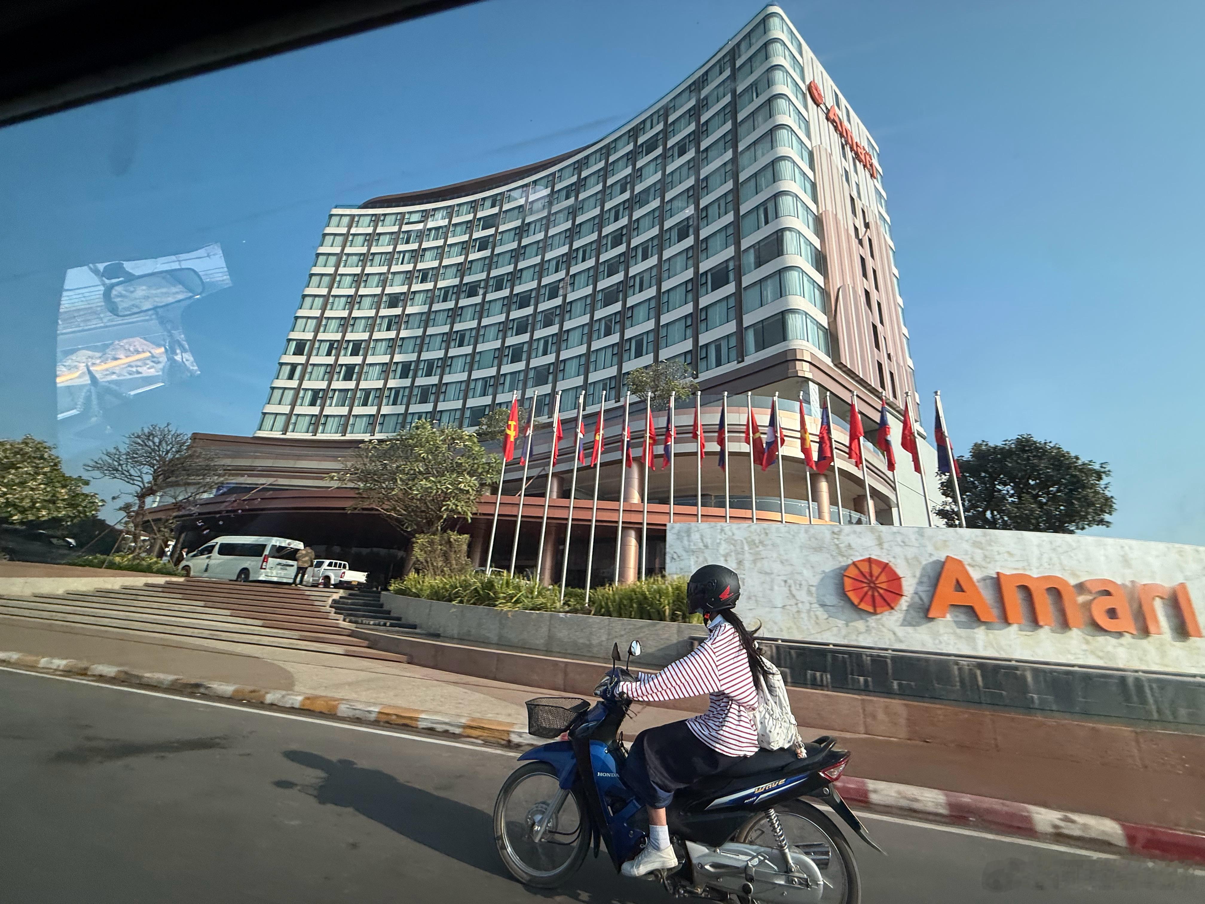 终于看到一个比较现代化点的建筑了老挝