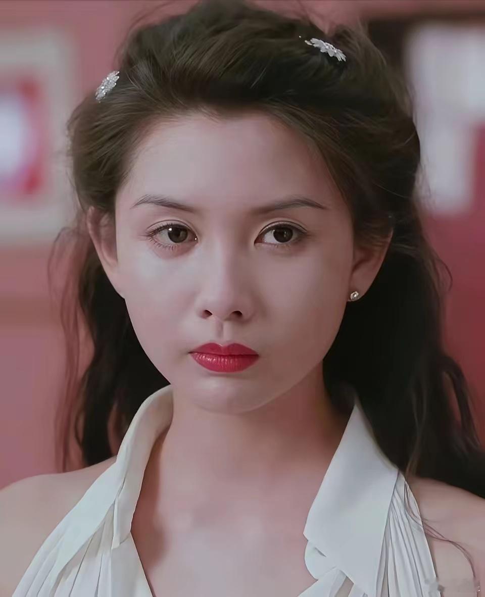 上海一女警小姐姐酷似邱淑贞，眉眼笑起来简直是一个模子刻出来的。
