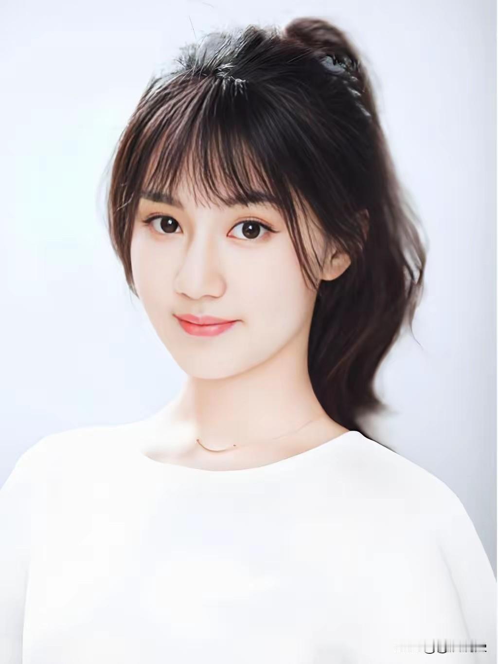 ，1996年3月8日，一个女婴出生在普通的中国家庭。父亲给她取名李炎梦——谁也没