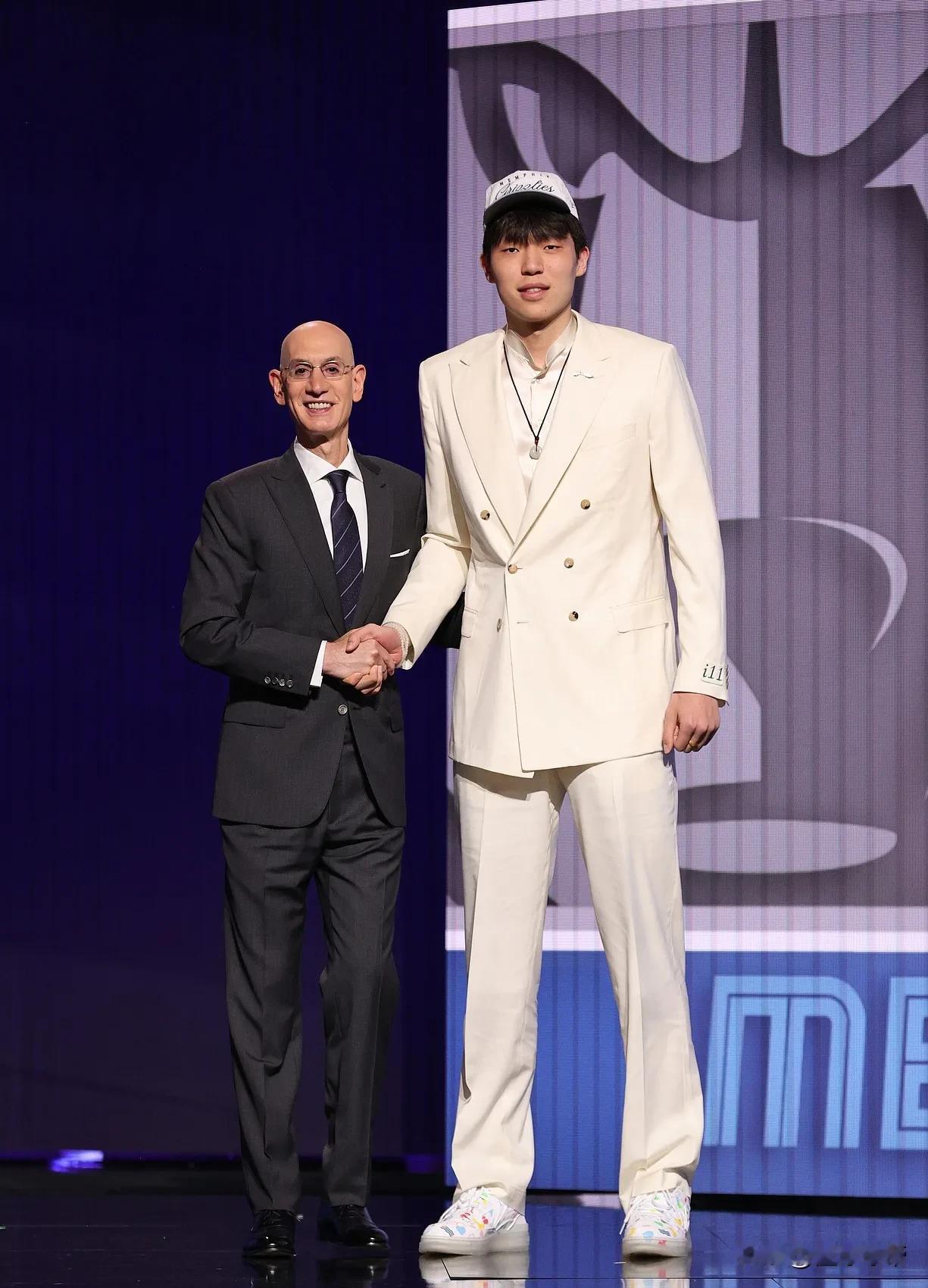 懂球的来说说，杨瀚森以后在NBA能取得如何成就？姚明肯定是超越不了，易建联还