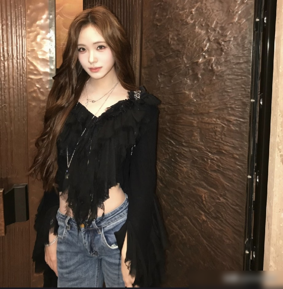 别再盯着小S的大女儿了，真正闷声抢资源的，是她刚满18岁、穿着黑色蕾丝自拍的二女儿Lily。别以为星