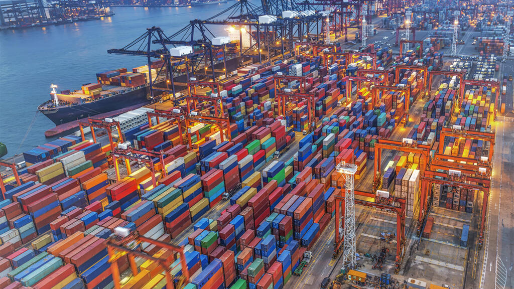 中国外贸顺差首超万亿美元，源于深度融入全球分工而非所谓的挤压。近三成外贸由外资企