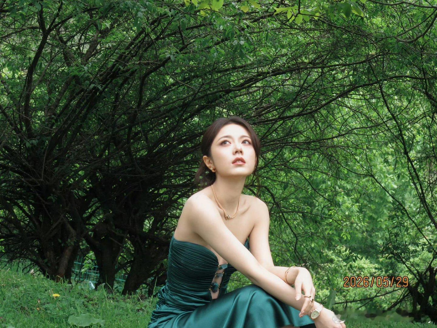 赵今麦绿野仙踪2026年vogue红毯，赵今麦佩戴宝格丽高奢珠宝，身穿DiP