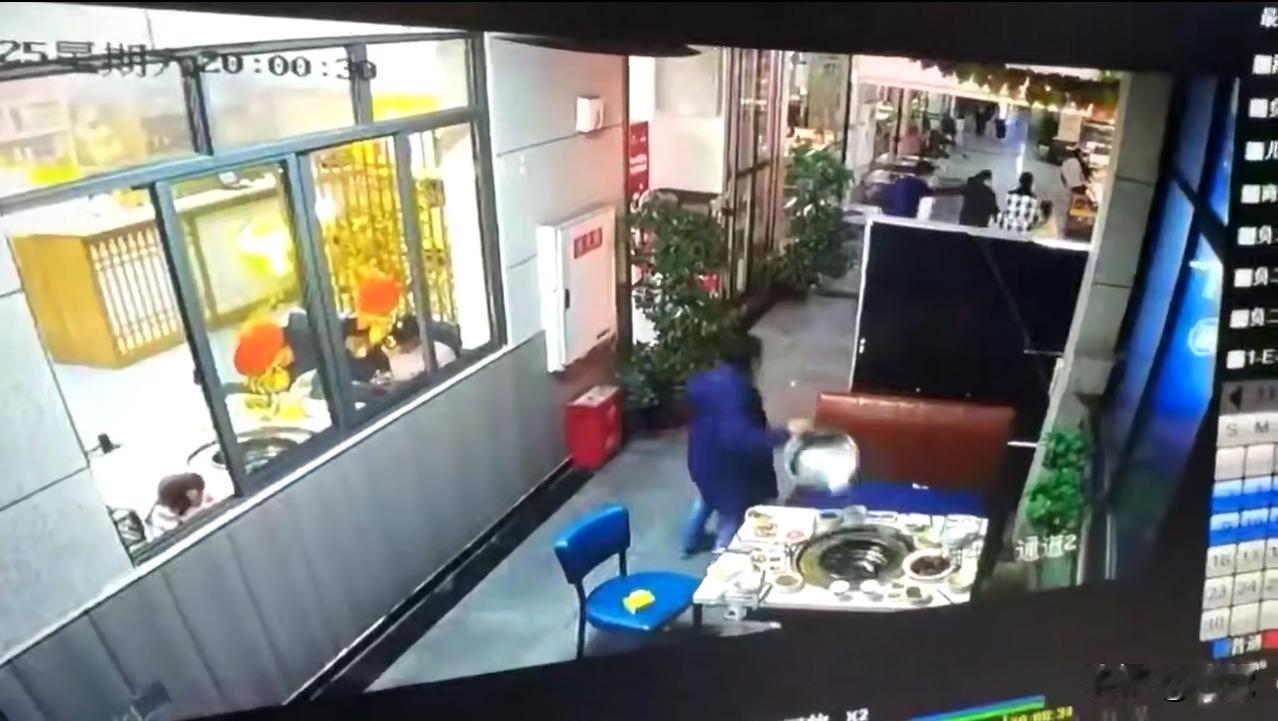 在重庆火锅店里真是长见识了完美展现了生物多样性第一次看到吃火锅还打包锅的都